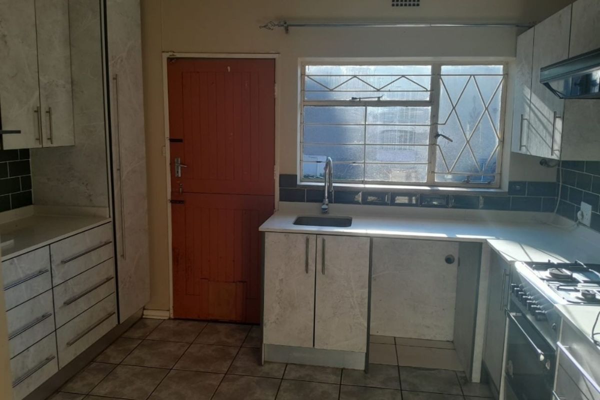 House To Rent in Woodmere - Photo 3