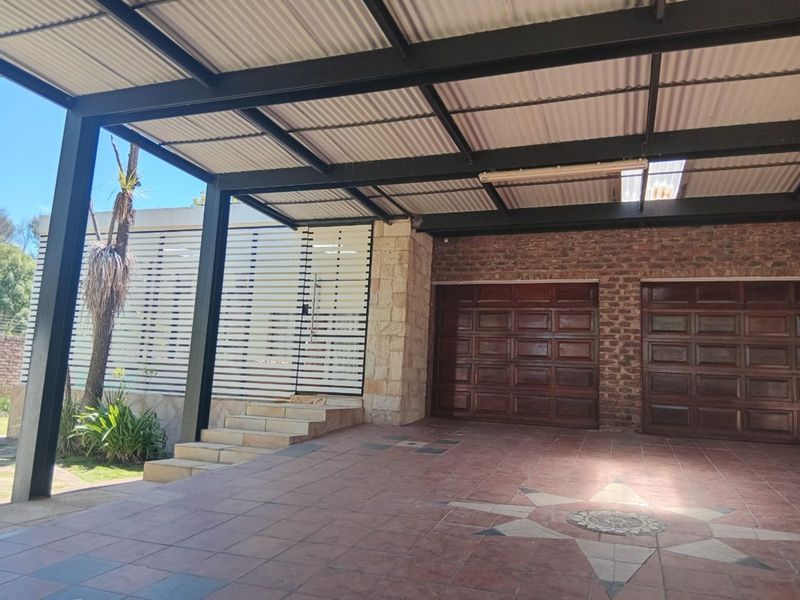 House For Sale in Blue Rise - Photo 2