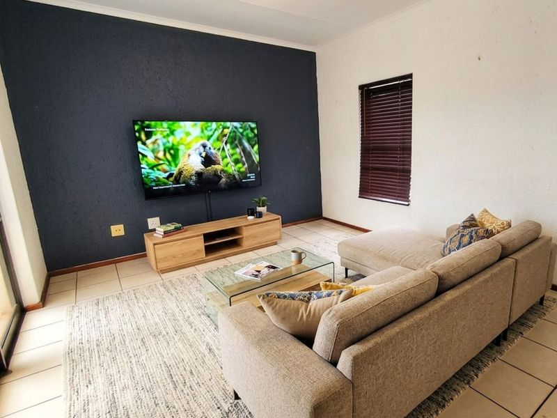 Apartment For Sale in Constantia Kloof - Photo 2