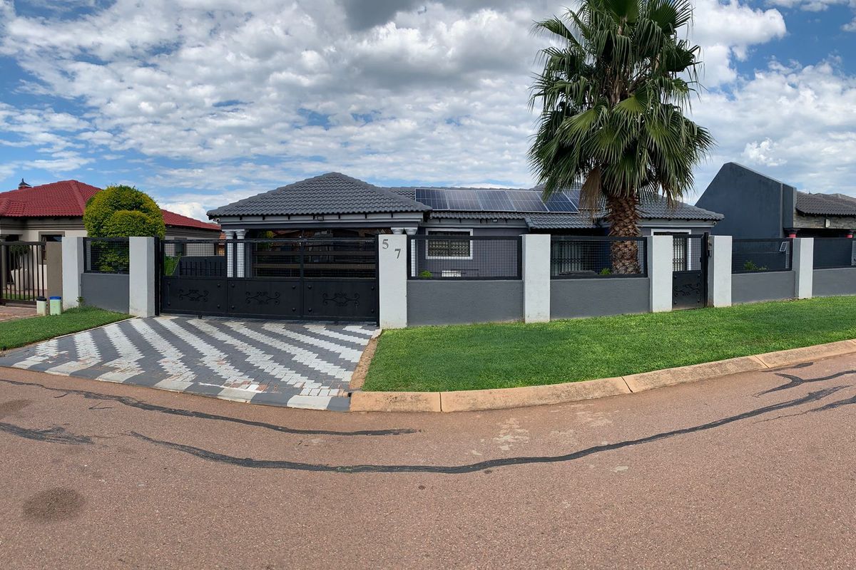 House For Sale in Karenpark - Photo 3