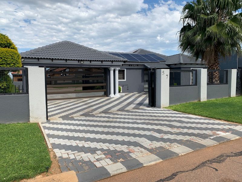 House For Sale in Karenpark - Photo 2