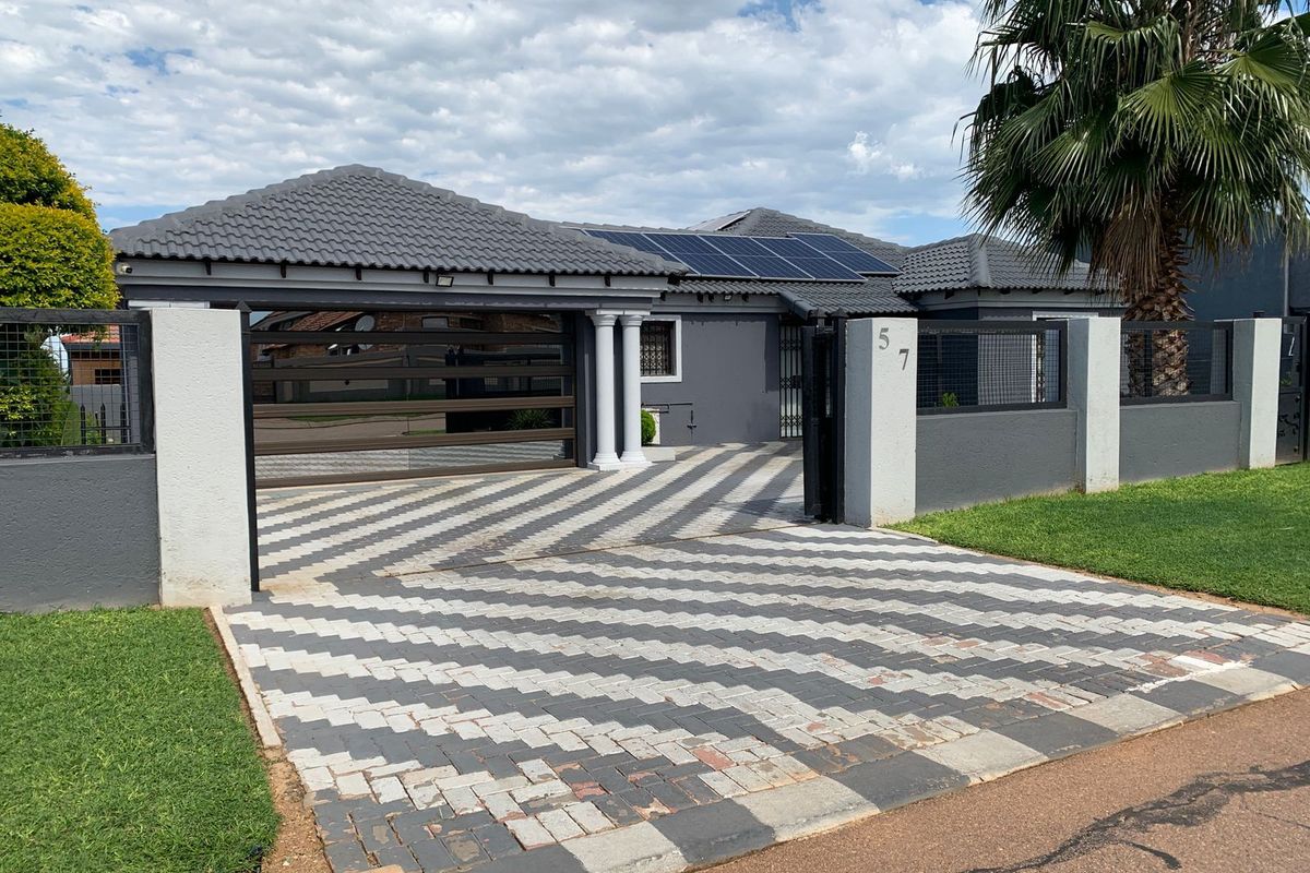 House For Sale in Karenpark - Photo 2