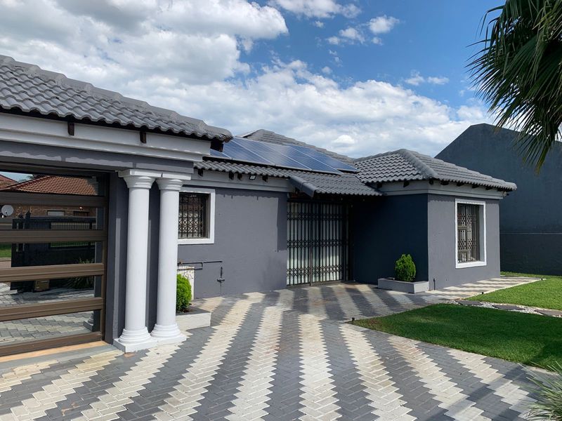House For Sale in Karenpark - Photo 1