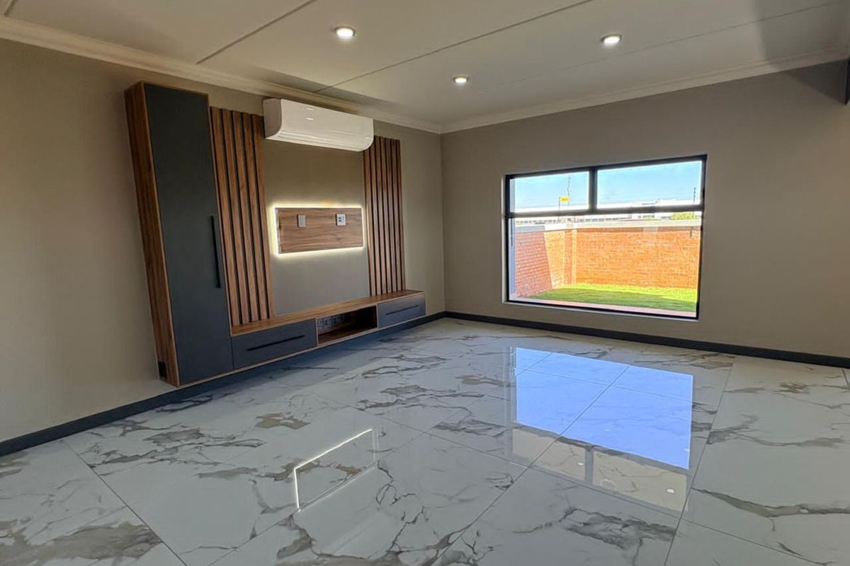 House For Sale in El Toro Park - Photo 3