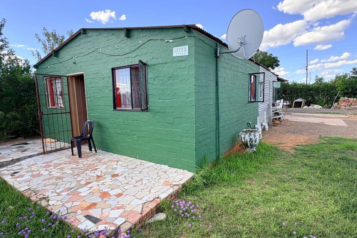 House For Sale in Roodepan - Photo 2