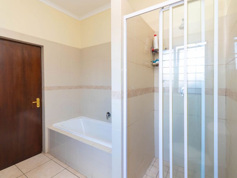 House For Sale in North Riding - Photo 10