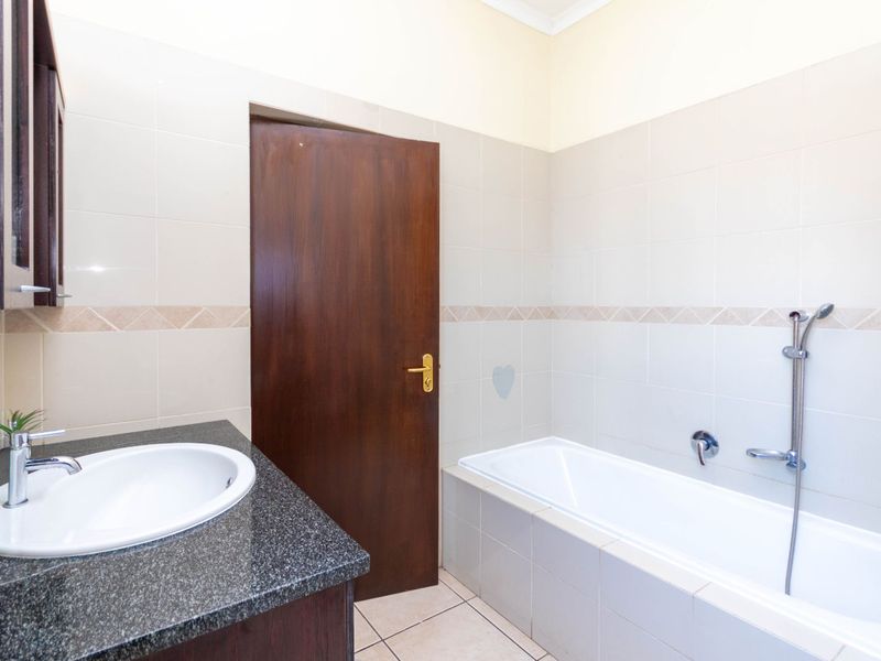 House For Sale in North Riding - Photo 9