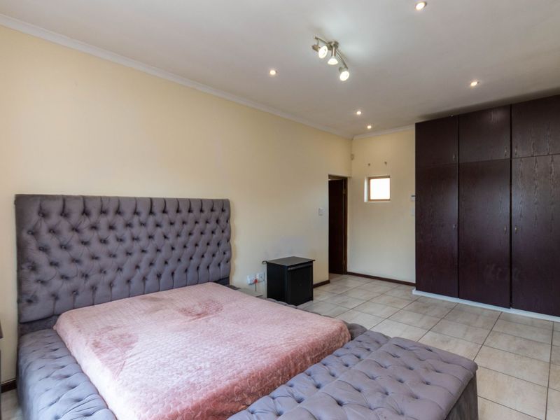 House For Sale in North Riding - Photo 6