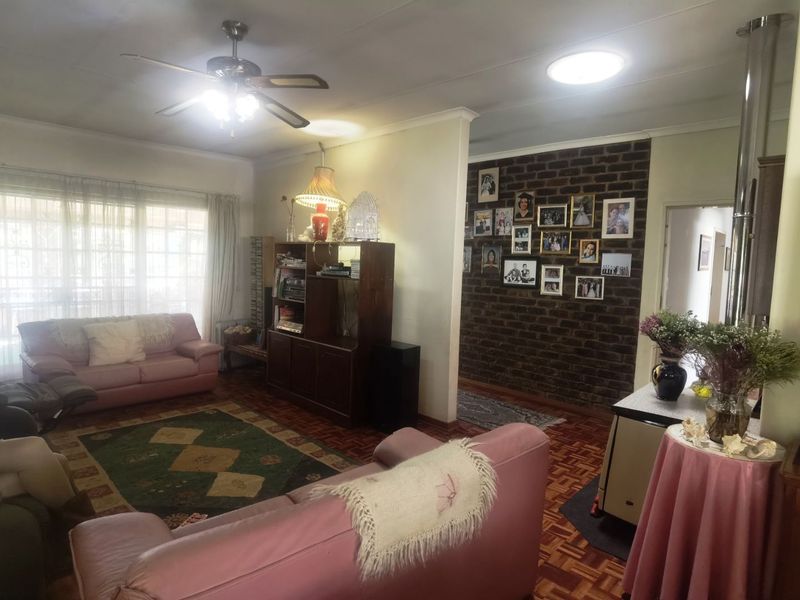 House For Sale in Hennopspark - Photo 2