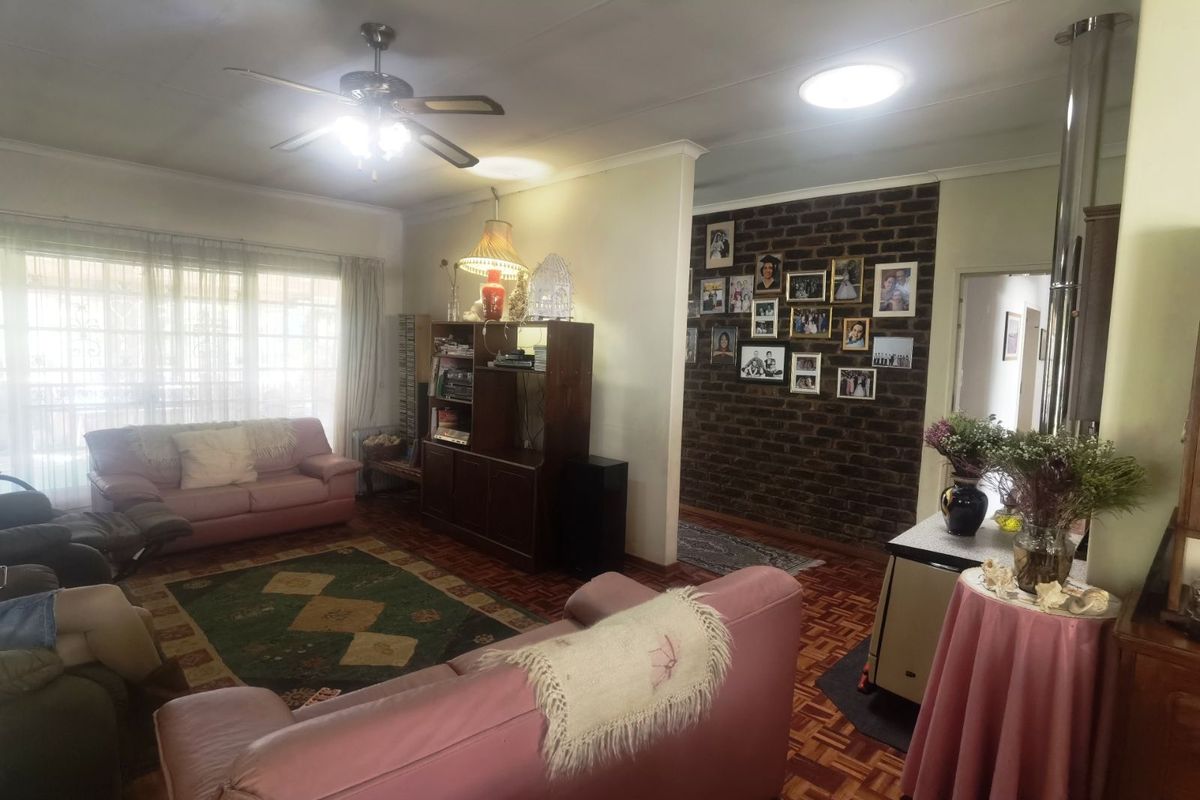 House For Sale in Hennopspark - Photo 2