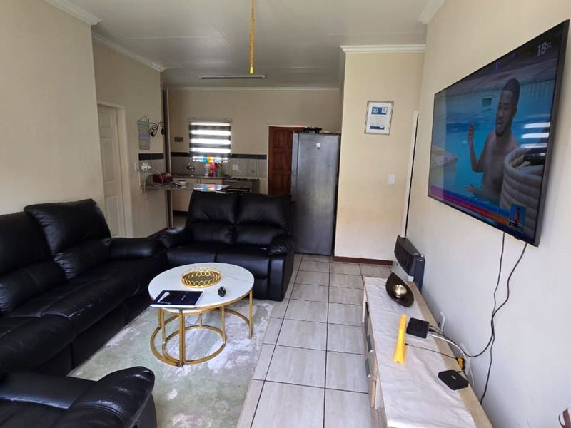 House For Sale in Terra Nova - Photo 4