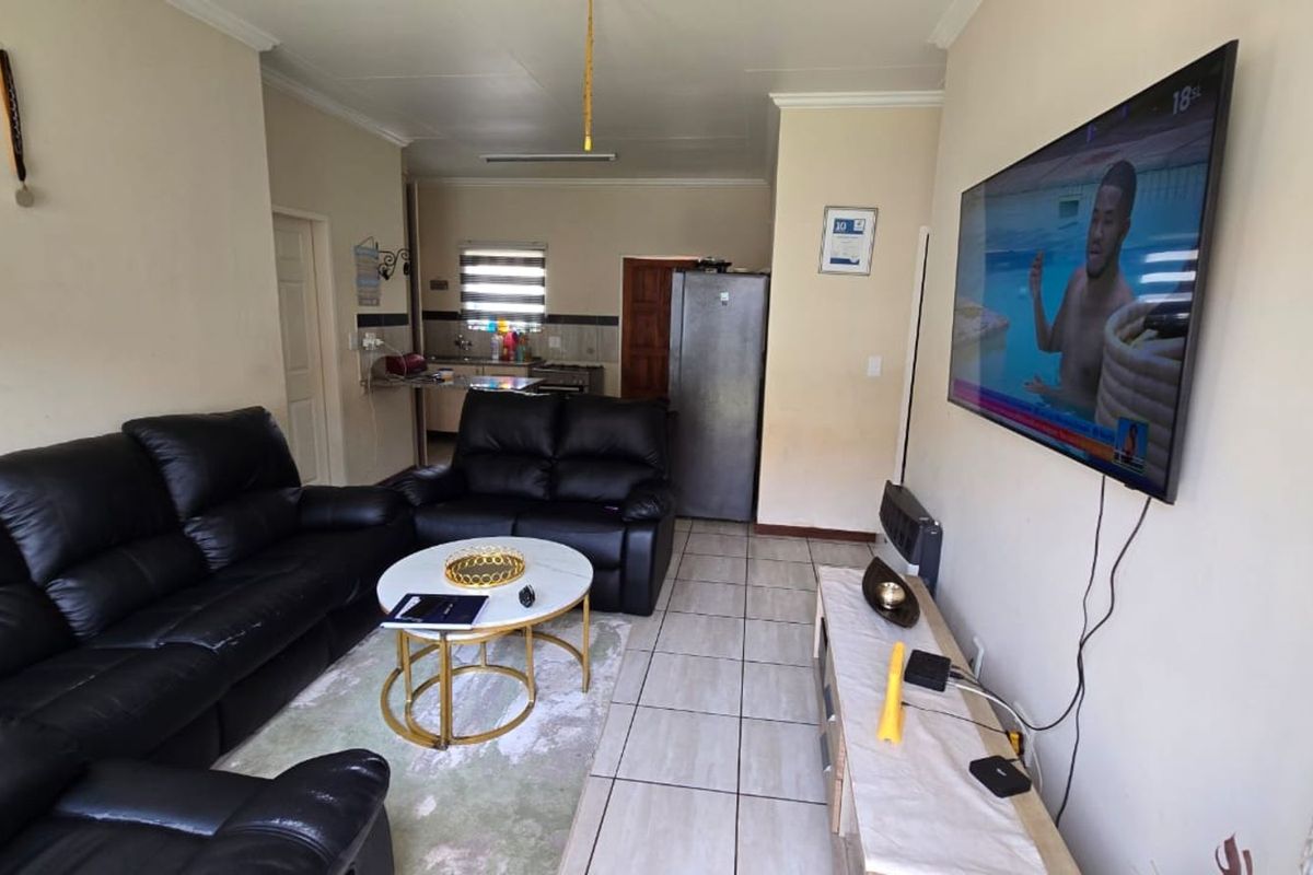 House For Sale in Terra Nova - Photo 4