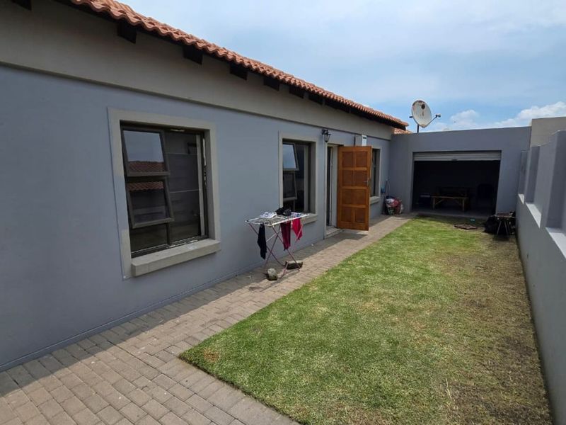 House For Sale in Terra Nova - Photo 10