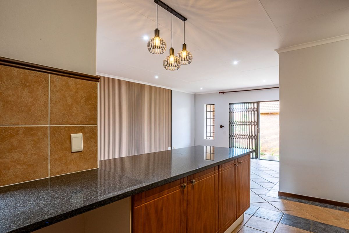 Townhouse For Sale in Mooikloof Ridge - Photo 4