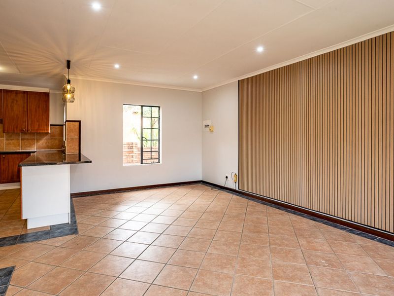 Townhouse For Sale in Mooikloof Ridge - Photo 7