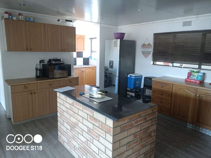 House For Sale in Chatsworth - Photo 3