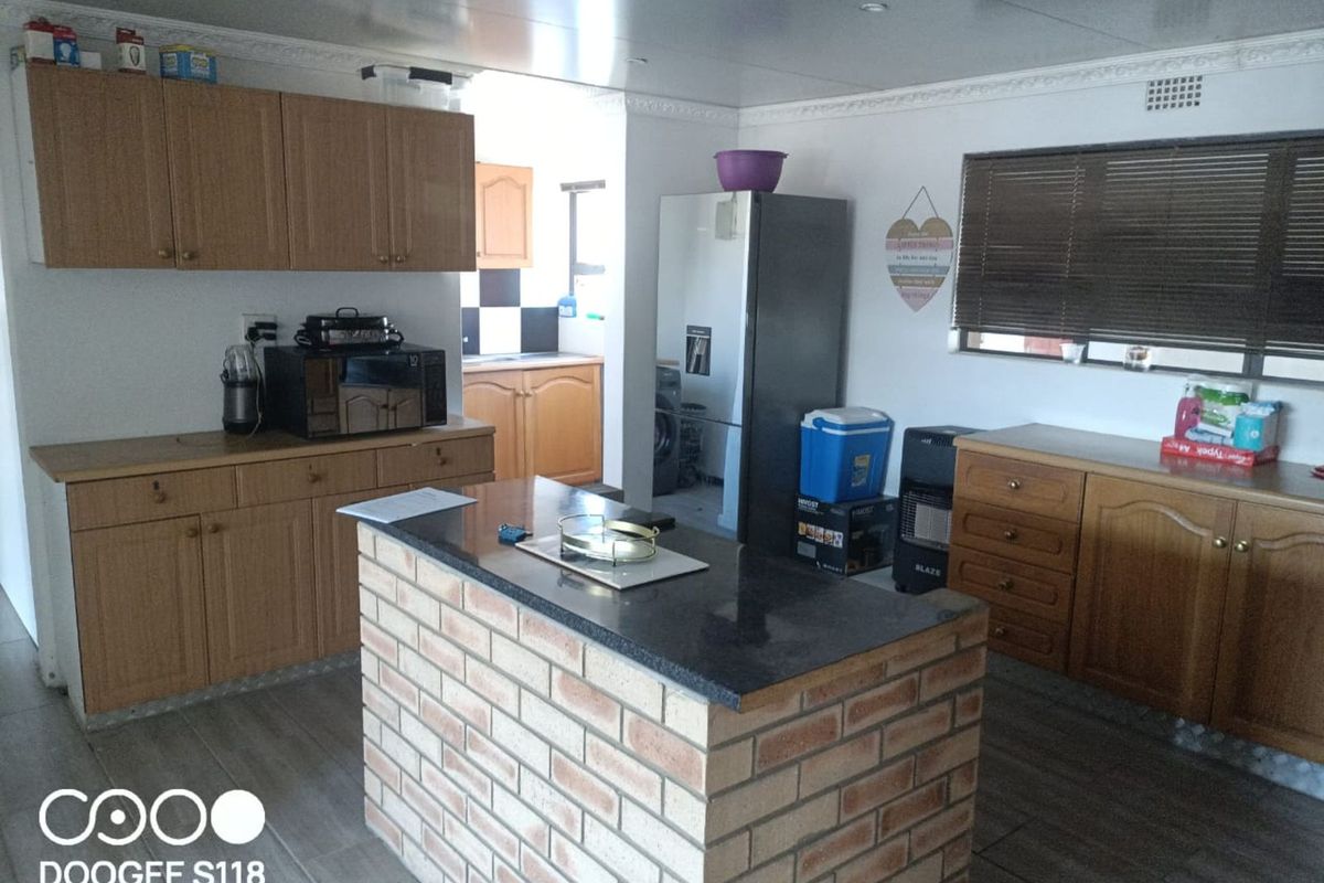 House For Sale in Chatsworth - Photo 3