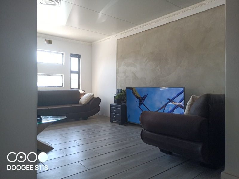 House For Sale in Chatsworth - Photo 5