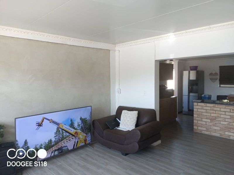 House For Sale in Chatsworth - Photo 6