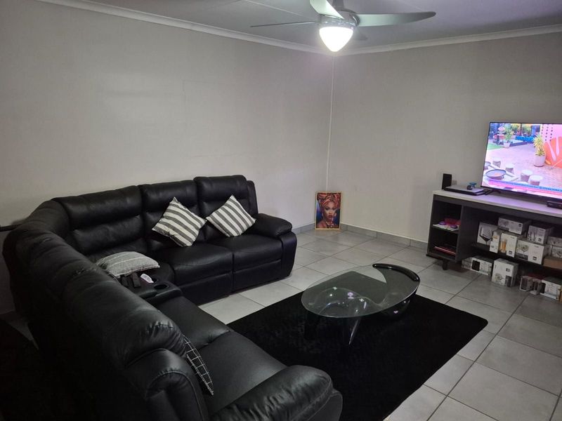 Townhouse For Sale in Kuruman Central - Photo 3