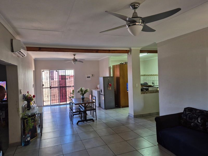 Townhouse For Sale in Kuruman Central - Photo 6