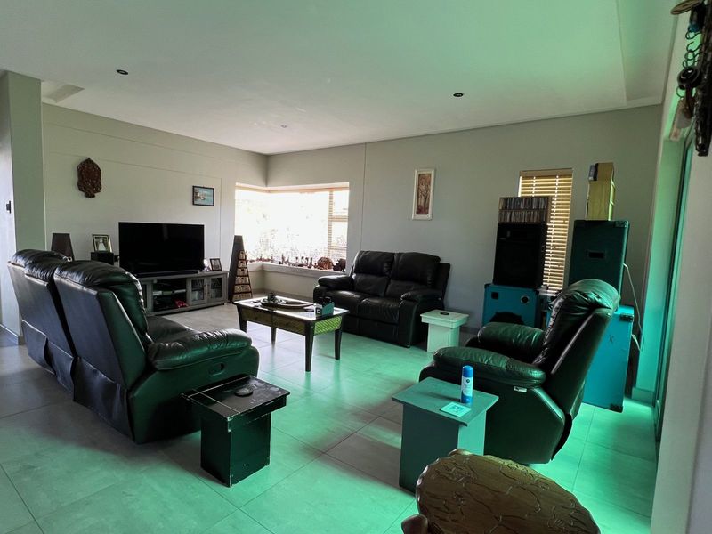 House For Sale in Paradise Coast - Photo 4