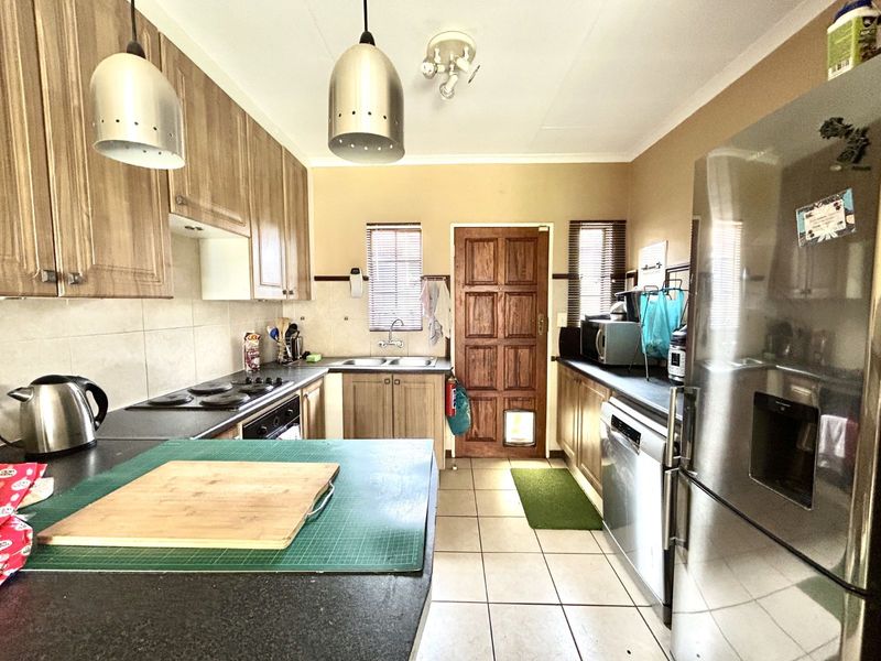 Townhouse For Sale in Mooikloof Ridge - Photo 6