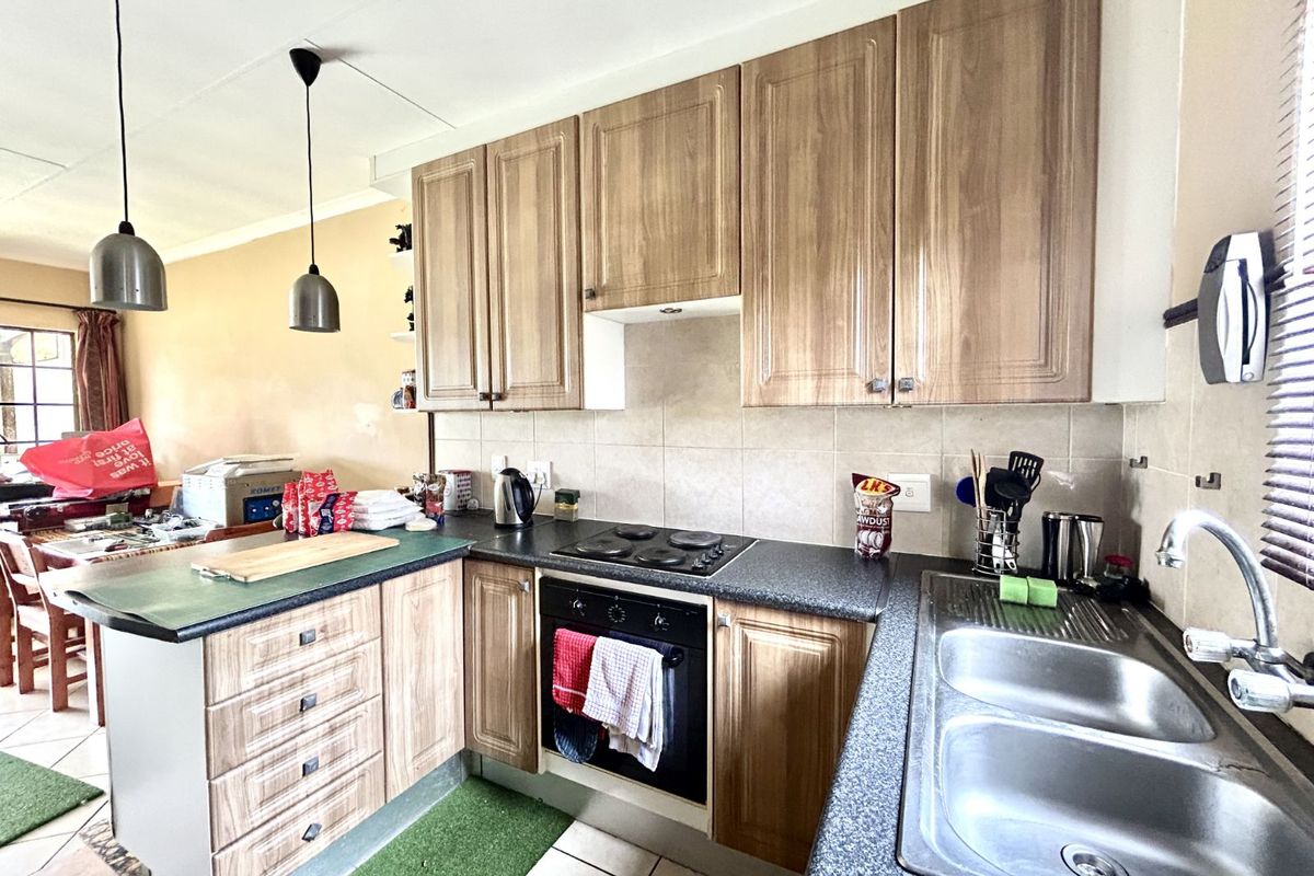 Townhouse For Sale in Mooikloof Ridge - Photo 3