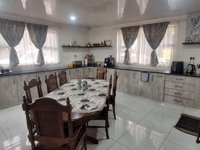 House For Sale in Eike Park - Photo 2