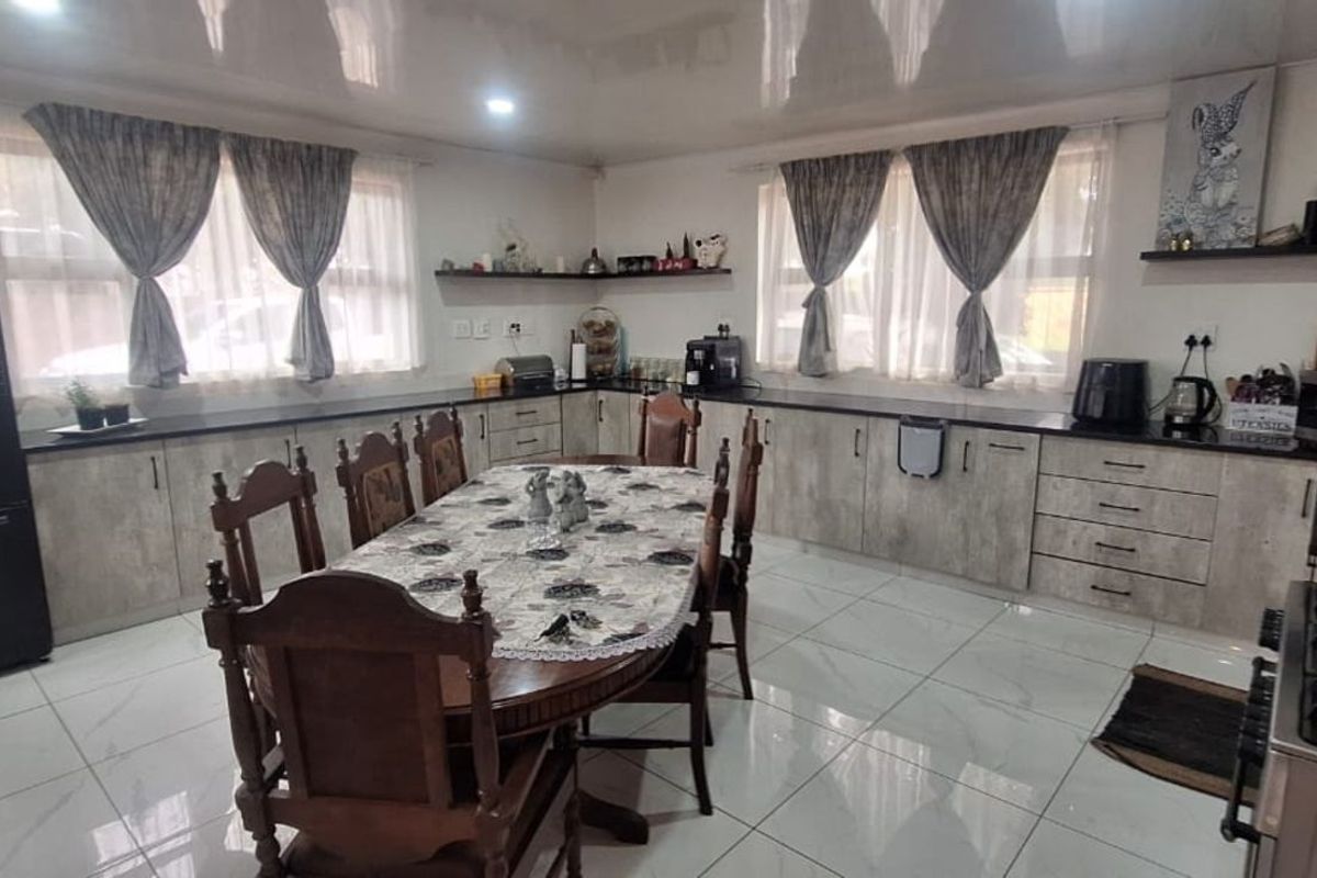 House For Sale in Eike Park - Photo 2