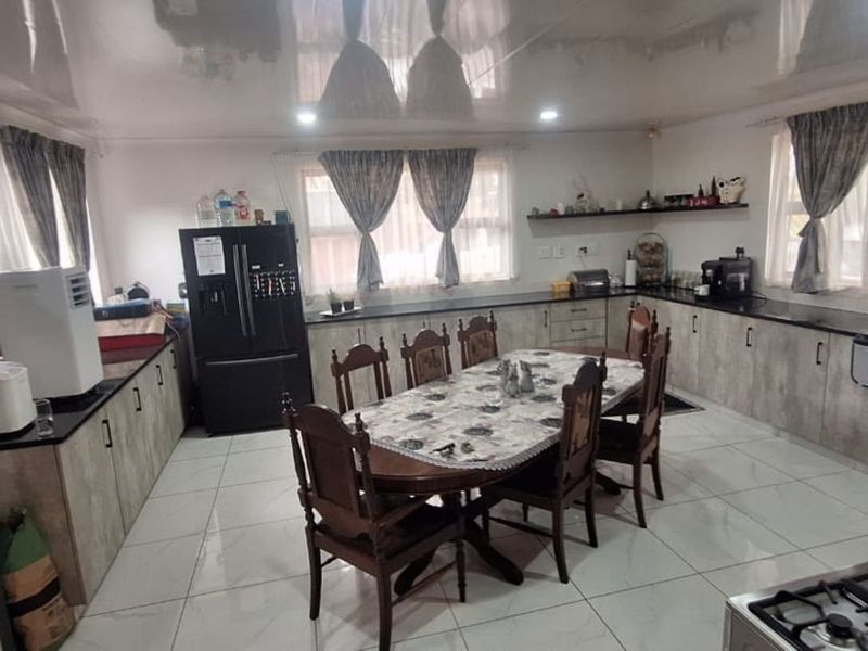 House For Sale in Eike Park - Photo 3