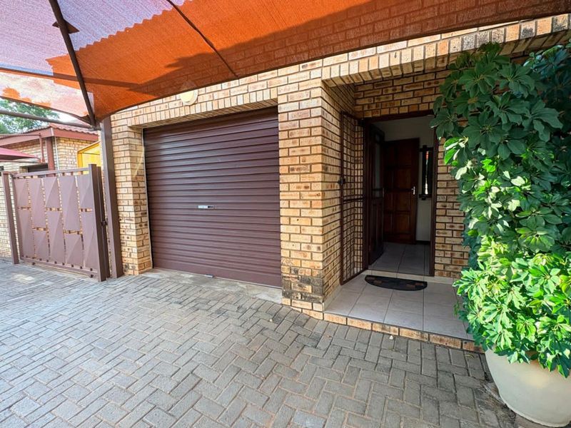 House For Sale in Rhodesdene - Photo 2