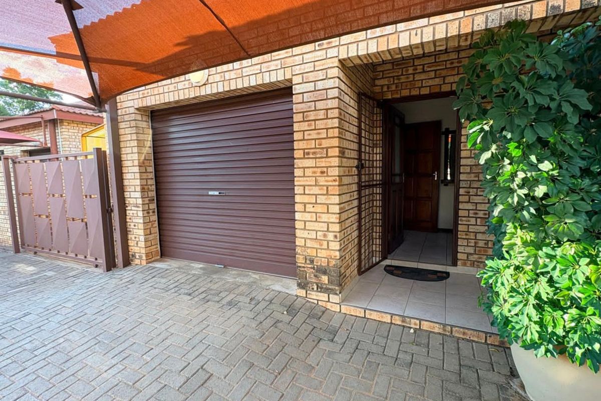 House For Sale in Rhodesdene - Photo 2