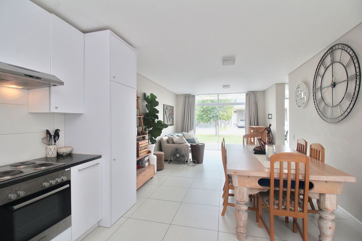 Townhouse For Sale in Somerset Lakes - Photo 5