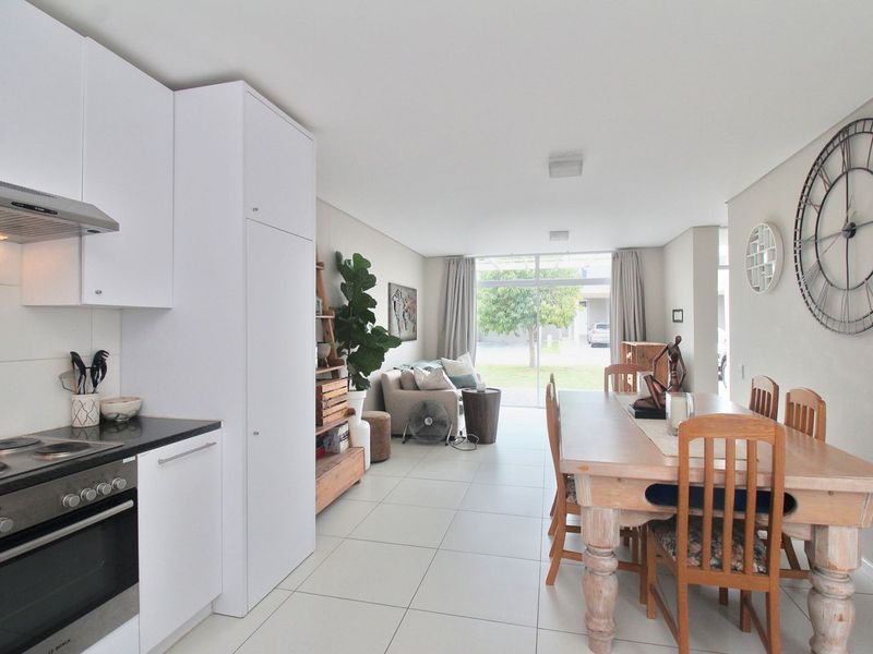 Townhouse For Sale in Somerset Lakes - Photo 5