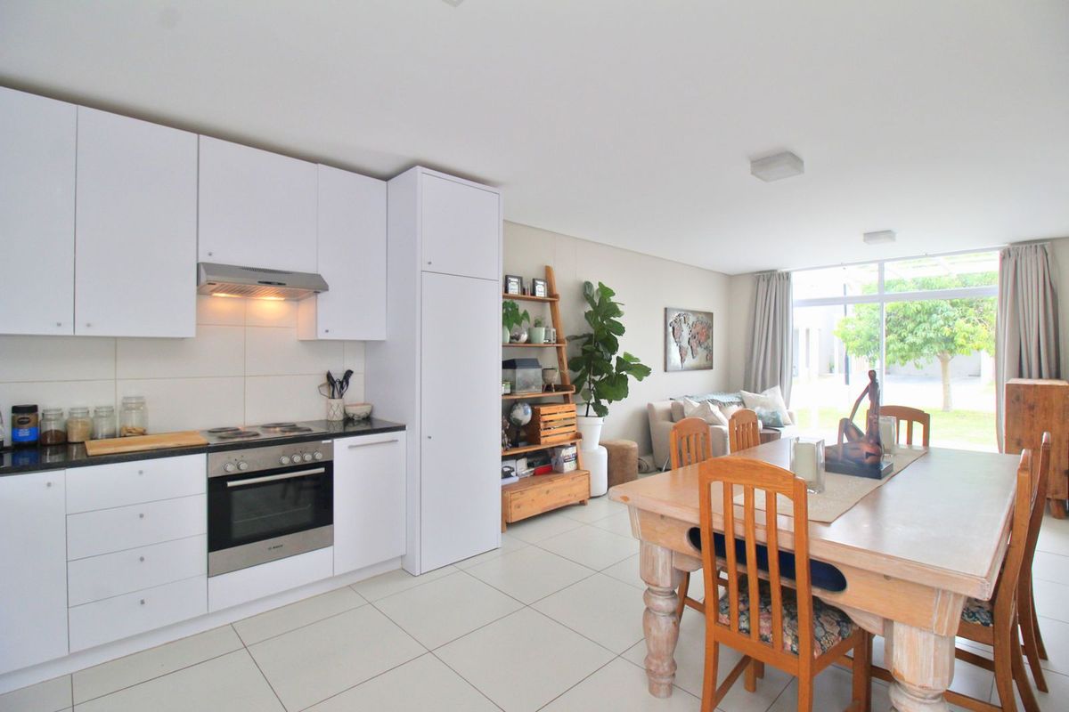 Townhouse For Sale in Somerset Lakes - Photo 3