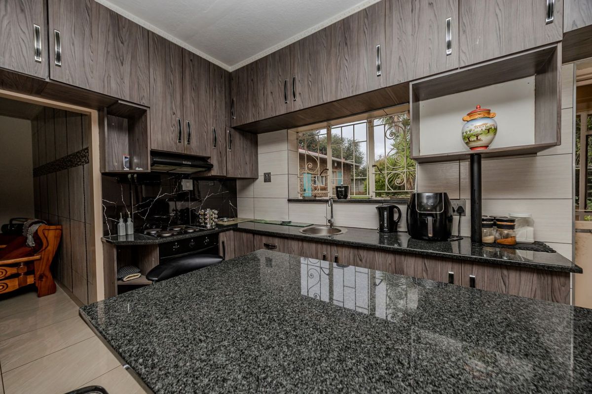 House For Sale in Horison - Photo 2