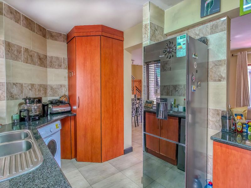 House For Sale in Fourways - Photo 9