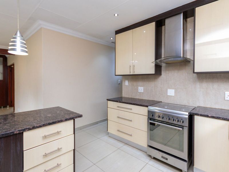 House For Sale in Douglasdale - Photo 4