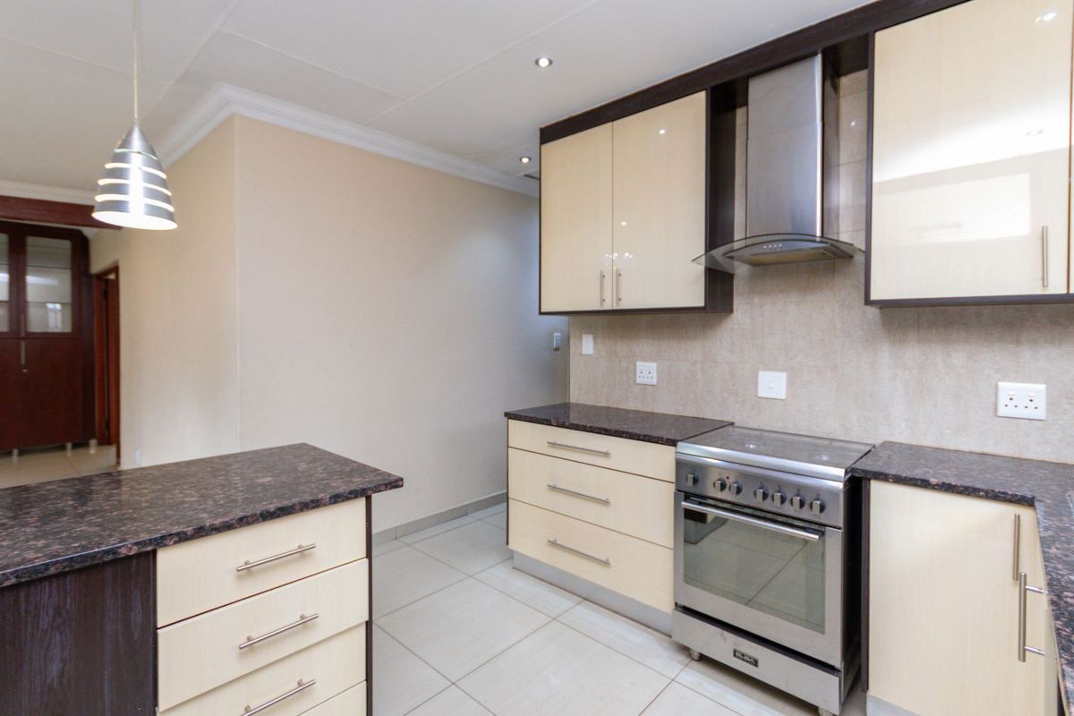 House For Sale in Douglasdale - Photo 4