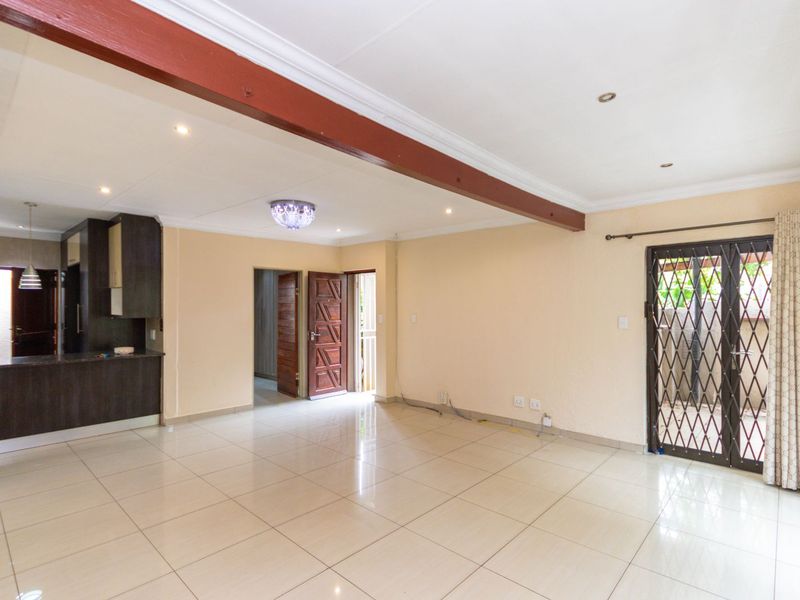 House For Sale in Douglasdale - Photo 7