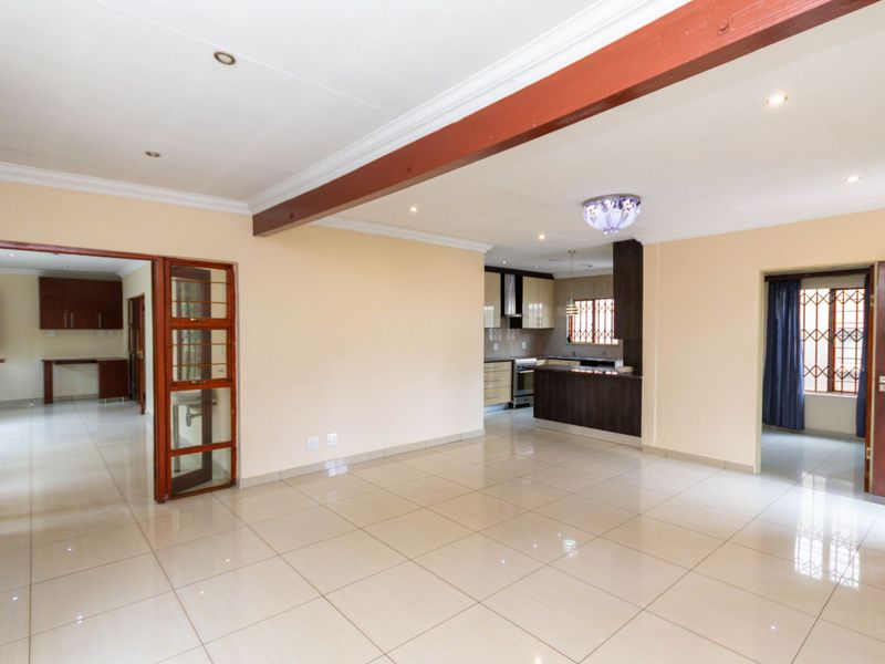 House For Sale in Douglasdale - Photo 6