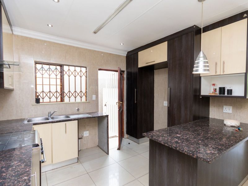 House For Sale in Douglasdale - Photo 2
