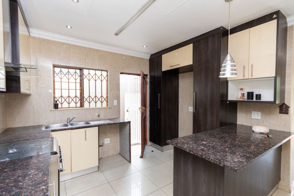 House For Sale in Douglasdale - Photo 2