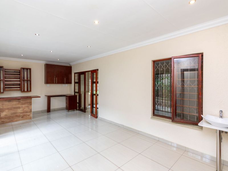 House For Sale in Douglasdale - Photo 10
