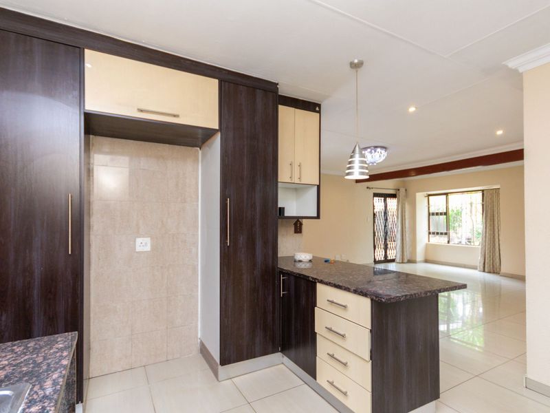 House For Sale in Douglasdale - Photo 5