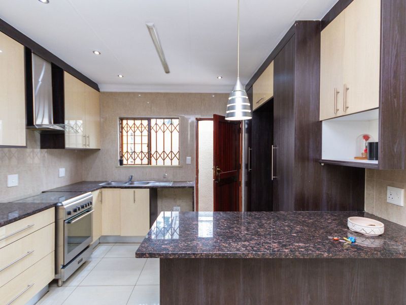 House For Sale in Douglasdale - Photo 3