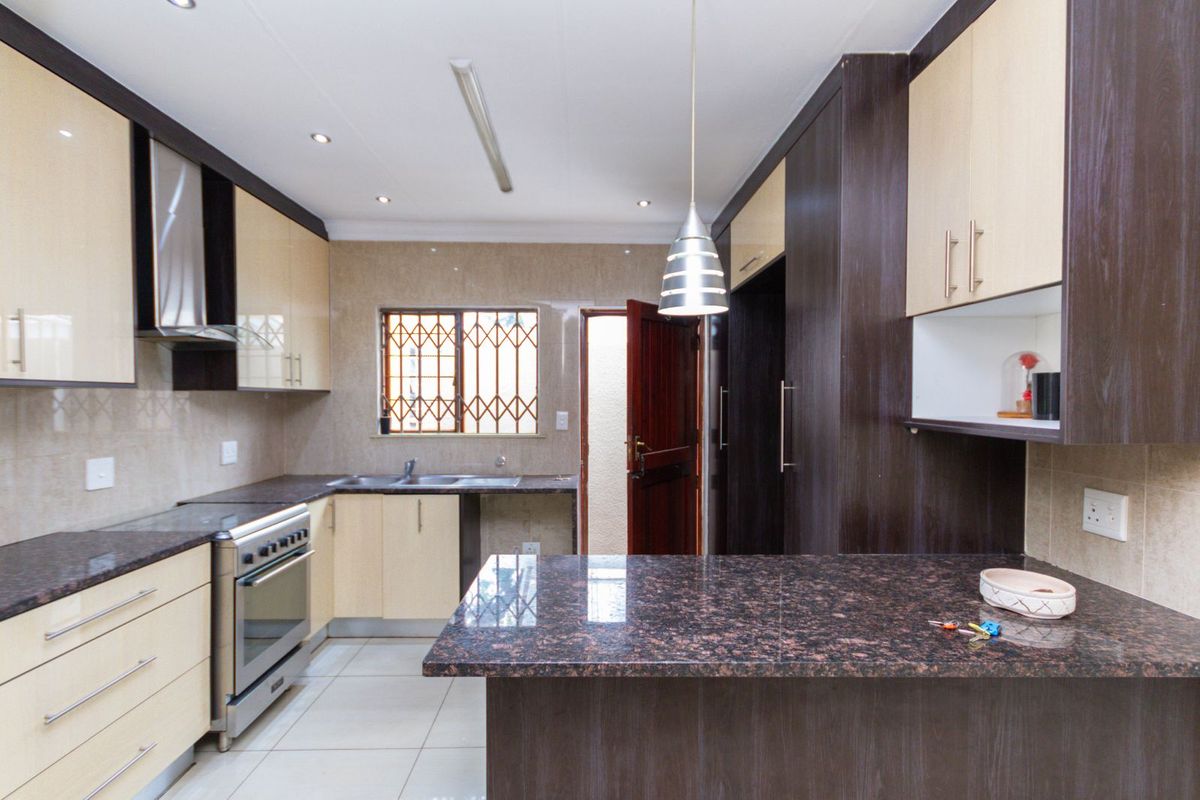 House For Sale in Douglasdale - Photo 3