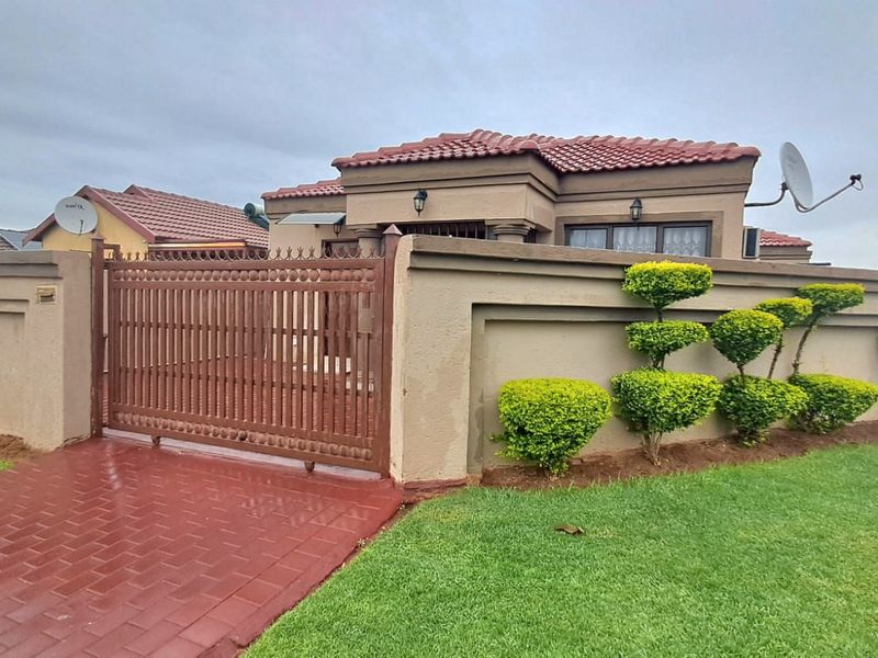 House For Sale in Soshanguve Ext - Photo 2