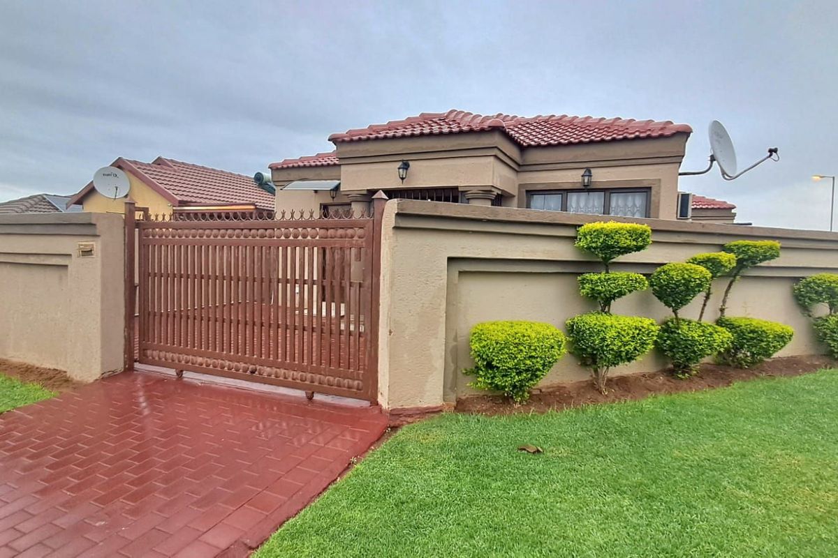 House For Sale in Soshanguve Ext - Photo 2